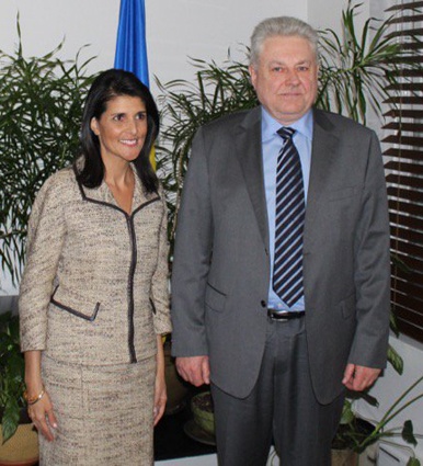 С Постоянным представителем США при ООН Никки Хейли. «Отзывы о Хейли очень позитивные — это опытный, приятный человек с определенной харизмой»