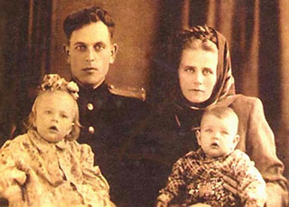 С отцом Иваном Кузьмичом, матерью Ксенией Архиповной и старшей сестрой Таней, 1951 год. Ирина родилась в Новосибирске, родители прошли фронт, после войны получили образование юристов