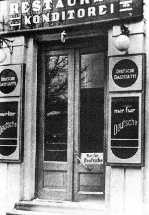 Ресторан «Театральный» на уголу Фундуклеевской (ныне Богдана Хмельницкого) и Владимирской. Надпись на входе: «Только для немцев»