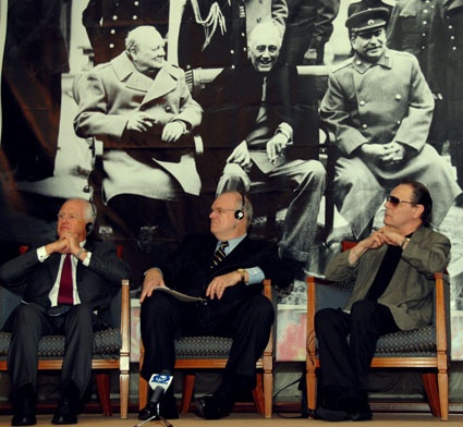 Британский, американский и советский лидеры Уинстон Черчилль, Франклин Делано Рузвельт, Иосиф Сталин и их внуки: Уинстон, Джеймс и Александр. Встреча в Киеве в 2006 году