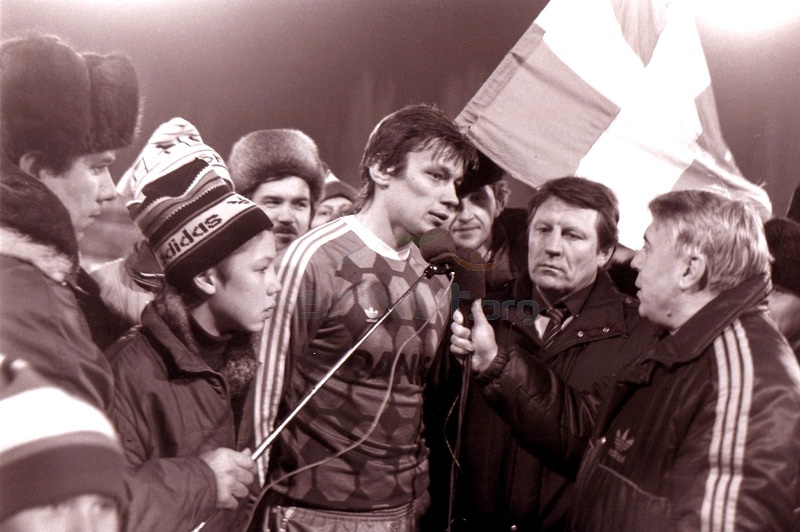 Интервью у полузащитника днепропетровского «Днепра» Владимира Лютого сразу после матча с вильнюсским «Жальгирисом» (3:1), в котором «Днепр» второй раз выиграл звание чемпиона СССР. Справа – старший тренер Евгений Кучеревский, 11 ноября 1988 года