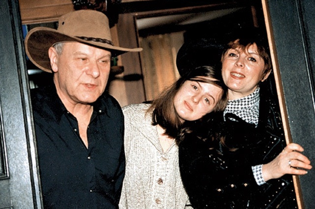 С супругом Юрием Зерчаниновым и их дочерью Машей, 1995 год. «Характер у нее чудовищный, Юрин — абсолютно, но мы с ней, когда в волну попадаем, на одном языке разговариваем»