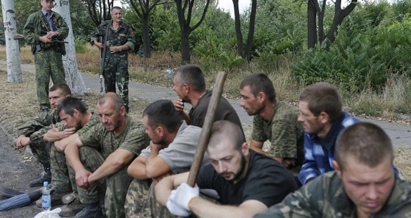 Андрей Лозинский (крайний справа) в плену. «5 сентября с чужого телефона мне позвонил Андрей и сказал, что попал в плен и находится возле Снежного. С тех пор больше на связь не выходил»