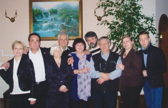 Витольд Павлович в кругу семьи: невестка Марина с сыном Фокина Игорем, супруга Тамилла Григорьевна, дочь Наталья сосвоим сыном Олегом, зять (муж Натальи) Игорь Замалдинов, жена Олега Мария и их сын, правнук Витольда Фокина, Алексей