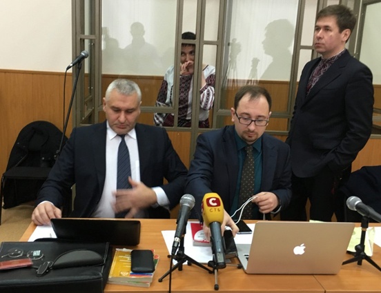 В российском суде с адвокатами Марком Фейгиным, Николаем Полозовым и Ильей Новиковым, апрель 2016 года. «Все-таки у меня суды веселые были, интересные, показательные, поэтому я считаю, что мои адвокаты все сделали правильно»