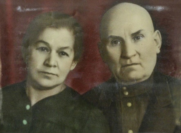 Дедушка и бабушка Раисы (родители отца) Петр и Татьяна Лымаревы. «Спасла меня бабушка Таня. Как схватила на руки, так и не отпускала. Вытащила из кармана паспорт, стала им креститься: «Я русская! Рус-ска-я!»