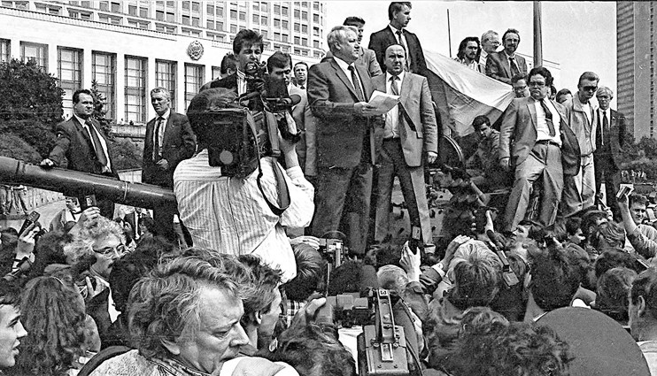 Борис Ельцин выступает на танке напротив «Белого дома» во время августовского путча 19 августа 1991 года (рядом с ним справа Александр Коржаков)