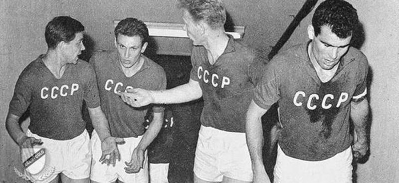 Андрей Биба, Борис Казаков, Валерий Лобановский и Виктор Серебряников выходят после перерыва на матч с самой титулованной чилийской командой «Коло-Коло»