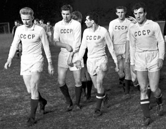Игроки сборной СССР Валерий Лобановский, Юрий Севидов, Анатолий Глухотко, Виктор Серебряников, Альберт Шестернев и Василий Данилов выходят на поле, 1963 год
