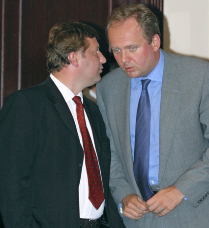 С генеральным директором «НТВ» (2001-2003) Борисом Йорданом. «Такого рода телекомпанию свободной назвать нельзя. Талантливой она была, но не свободной»