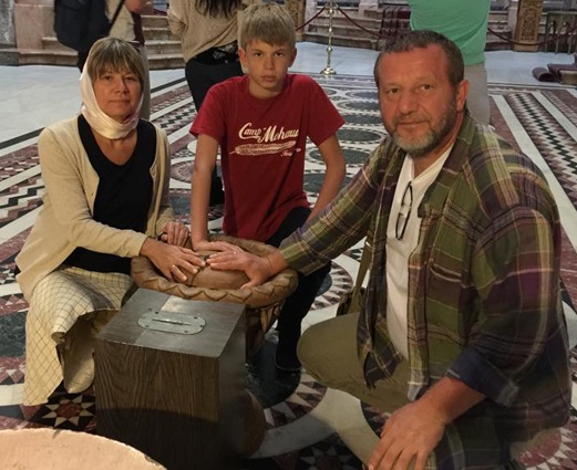 С женой и сыном возле Пупа Земли в Храме Гроба Господня, Иерусалим, 2015 год