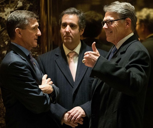 Бывший советник президента США Майкл Флинн, адвокат Майкл Коэн и экс-губернатор штата Техас Рик Перри в Trump Tower, 2017 год. «Насколько широкой была клиентура Коэна, сказать сложно. Среди его знакомых с давних времен было много выходцев из России. Само по себе это не хорошо и не плохо, но человека, ставшего личным адвокатом американского президента, это ставит в особое положение»