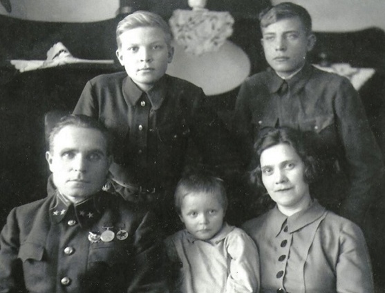 Семья Тонконоговых, 1941 год. Яков Иванович с супругой Еленой, между ними — дочь Неля, стоят — сыновья Виталий (слева) и Валентин. Старший Виталий погибнет во время войны, а под его именем в семью генерала, выдав себя за сына, попытается проникнуть аферист