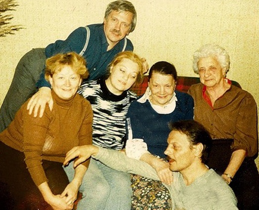 Александр Бурдонский (внизу) с матерью Галиной Александровной (вторая справа), начало 70-х. «Знаете, сколько людей приходит и звонит, которые на самом деле никакие не родственники? Даже человек нашелся, утверждавший, что он сын моей мамы и якобы после того родился, как она от отца ушла, — этот «братец» по телевизору фильм о ней увидел и, видимо, ею пленился»