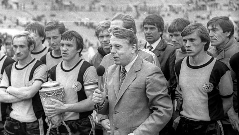 После матча «Шахтер» — «Металлист», в котором донецкая команда выиграла Кубок СССР, 8 мая 1983 года. Виктор Грачев, капитан команды Михаил Соколовский, Владимир Перетурин, Сергей Ященко и другие 