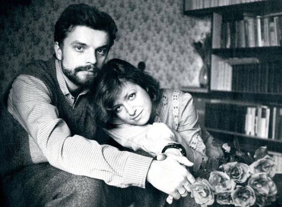 C женой Еленой Чекаловой, конец 80-х. Елена окончила филфак МГУ, преподавала иностранным студентам в геолого-разведочном институте, работала журналисткой в газетах «Советская культура», «Московские новости», написала книги «Нам возвращают наш портрет» (в соавторстве с мужем), «До и после «Взгляда», «Ночной эфир», была телеведущей, ведет кулинарную рубрику о еде в газете «Коммерсант»