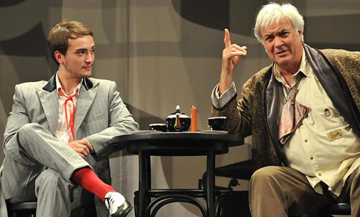 С сыном Вячеславом (от брака с Натальей Сумской) в спектакле Театра Франко «Незрівнянна», в котором Анатолий Хостикоев выступил не только как исполнитель одной из главных ролей, но и как постановщик (это не первая его режиссерская работа)