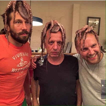 С одесским ресторатором Савелием Либкиным (в центре) с осьминогами на голове