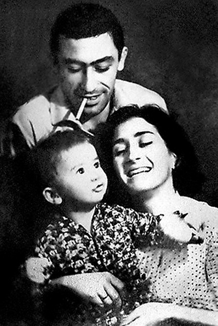 С супругой Ириной Кебадзе — прима-балериной Тбилисского академического оперного театра — и сыном Константином, 1967 год