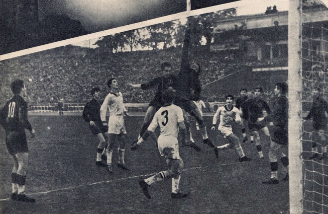 Киевляне (в темной форме) атакуют: Йожеф Сабо, Владимир Ануфриенко, Олег Базилевич, Василий Турянчик, Виктор Каневский, Виктор Серебряников