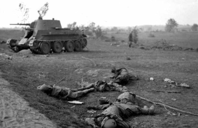 Погибшие во время обороны Киева красноармейцы, 1941 год