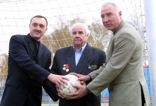 Династия: лучший голкипер УССР 1958 и 1959 годов Виктор Гаврилович Чанов с сыновьями Виктором и Вячеславом. «Я начинал нападающим, и у меня неплохо получалось, но однажды все вратари «Шахтера» заболели, и тренер сказал мне: «Коль у тебя отец и брат вратари, становись в «рамку»