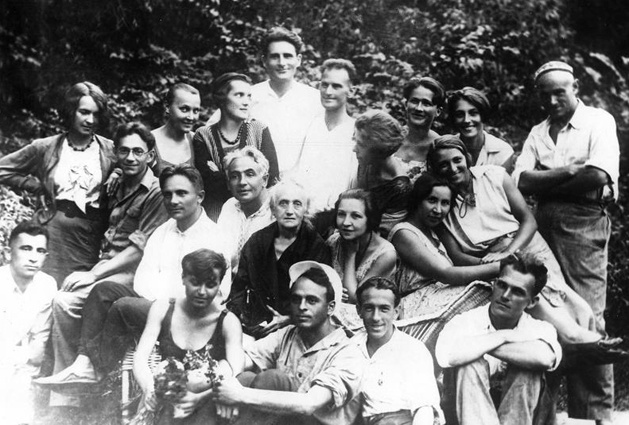 Лесь Степанович с мамой Вандой Адольфовной (в центре) и артистами театра «Березиль», крайние слева — супруга Курбаса Валентина Чистякова и Иосиф Гирняк (в очках), 1932 год. Уже через полгода начнется разгром театра и травля режиссера, почти вся труппа поддержит обвинения в адрес своего руководителя, Наталья Ужвий выступит с обличительной речью, Курбас, а чуть позже Гирняк будут арестованы, Чистякова, поддержавшая мужа и тяжело переживавшая трагедию «Березоля», останется в коллективе