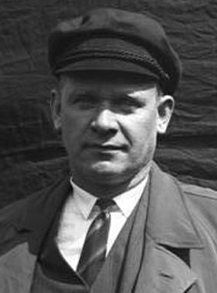 Лидер немецких коммунистов, депутат Рейхстага с 1925 по 1933 год, один из главных политических оппонентов Адольфа Гитлера Эрнст Тельман. После длительного одиночного заключения расстрелян по прямому указанию Гитлера в 1944-м в концлагере Бухенвальд