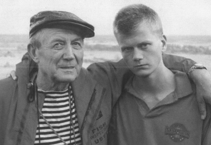 С приемным сыном Петром, начало 2000-х. Петю Евгений Евтушенко усыновил во втором браке с Галиной Сокол, он стал художником, в 2015 году умер