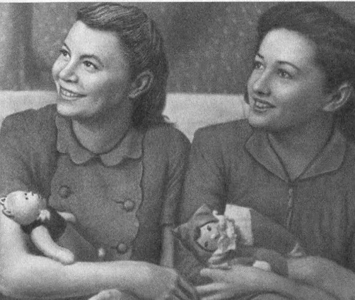 Галина Бурдонская с Ниной Орловой, супругой режиссера Романа Кармена. У Василия Сталина начался роман с Орловой, когда его жена была беременна дочерью