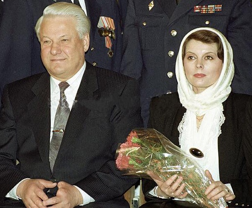 Клара Новикова на вручении в Кремле звания народной артистки России из рук президента Бориса Ельцина, 1997 год. Платок прикрывает перевязанное ухо, которое сильно искусал ее пес Патрик