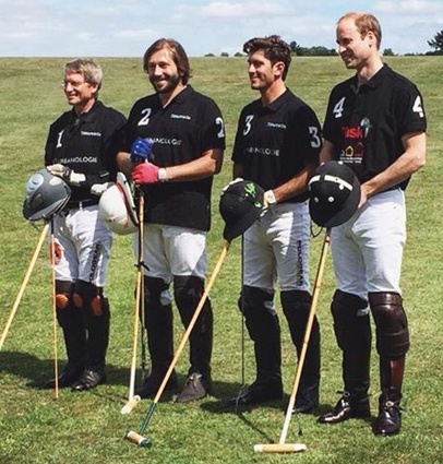 В компании принца Великобритании Уильяма (справа) перед игрой в поло