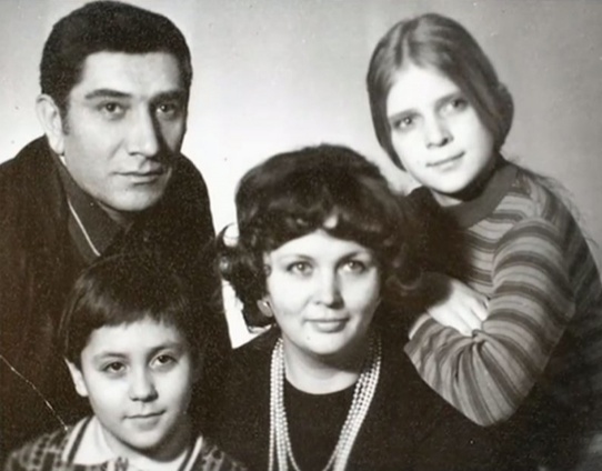 Со второй супругой актрисой Ереванского театра имени Станиславского Татьяной Власовой, ее сыном Степаном и своей дочерью Еленой, 1972 год