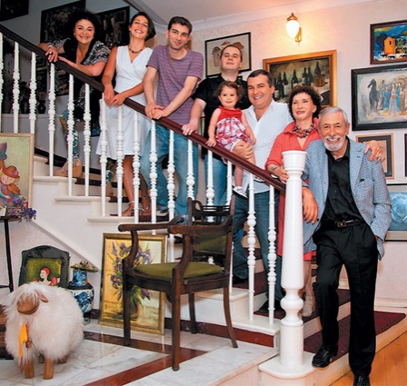 Вахтанг Константинович с приемной дочерью Мариной, внуком Вахтангом и его женой, внуком Иваном, сыном Константином, правнучкой Сашенькой и супругой Ириной Григорьевной