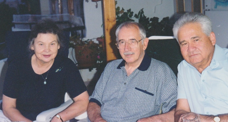 С двоюродным братом Валентином Турчиным и его женой Татьяной, США, 1993 год. «Мой брат был одним изсамых молодых докторов физико-математических наук в Союзе, друг и сподвижник Андрея Сахарова. КогдаСахарова вГорький сослали, Валентин оказался в числе тех, кто протест в Политбюро подписал, послечего извсех академических учреждений его изгнали, шесть лет истопником в Юго-западном районе Москвы проработал»