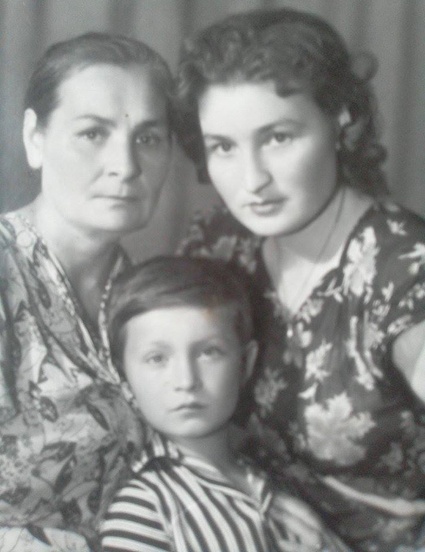 София Яровая с мамой Ефросиньей и сыном Валерием. «Только не надо делать из меня героя, лучше бы написали о том, какой я учитель. Или каким директором школы была!»