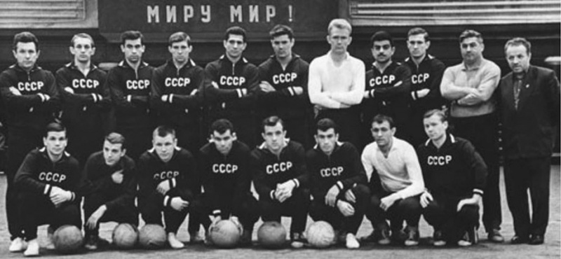 Сборная СССР перед поездкой в Южную Америку, 1962 год. Нижний ряд: Андрей Биба, Валерий Фадеев, Николай Рязанов, Виктор Серебряников, Василий Данилов, Сергей Котрикадзе, Василий Турянчик, массажист Олег Соколов. Верхний ряд: тренер Евгений Лядин, Олег Базилевич, Виктор Аничкин, Владимир Пономарев, Владимир Лисицын, Геннадий Красницкий, Валерий Лобановский, Муртаз Хурцилава, Борис Казаков, главный тренер Вячеслав Соловьев и врач Олег Белаковский