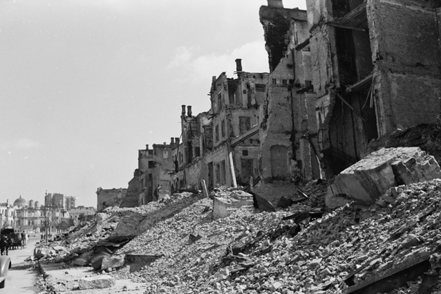 Нечетная сторона Крещатика. Вдали виднеется купол Александровского костела