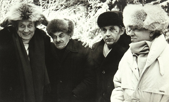 Символы «оттепели» Евгений Евтушенко, Булат Окуджава, Роберт Рождественский и Андрей Вознесенский в литературном поселке Переделкино, 80-е