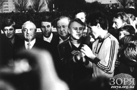 Интервью с днепропетровским «Днепром», который со счетом 4:2 обыграл московский «Спартак» в матче чемпионата СССР и впервые стал чемпионом, 6 ноября 1983 года. Второй слева — начальник команды Геннадий Жиздик, слева от Владимира Перетурина – старший тренер Владимир Емец, справа – Олег Таран, забивший в этом матче три гола 