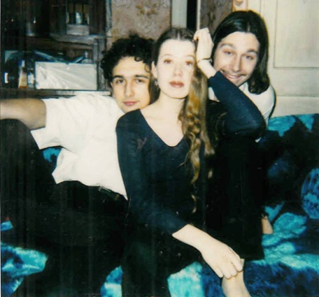 С Тимуром Артемьевым и подругой Людмилой. В 1997 году Чичваркин с Артемьевым создали сеть салонов сотовой связи «Евросеть»