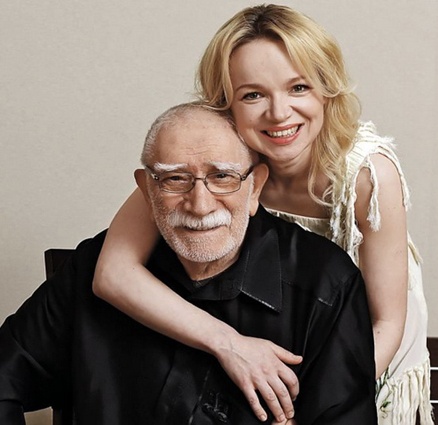 С третьей женой-киевлянкой пианисткой Виталиной Цымбалюк-Романовской. С 2008 года она работала в Московском театре под руководством Армена Джигарханяна, где с 2015 по 2017 год занимала должность директора. По итогам финансовой проверки выяснилось, что за период ее директорства в офшоры было выведено порядка 80 миллионов рублей. Бракоразводный процесс Джигарханяна и Цымбалюк-Романовской оказался в центре внимания прессы и завершен в ноябре 2017 года