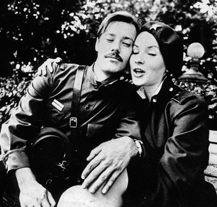 С Натальей Даниловой — исполнительницей роли младшего сержанта Варвары Синичкиной, возлюбленной Шарапова. «Мне почему-то нравилось, что у Вайнеров Варя погибает, но в сценарии уже этого не было, а потом еще и сироп добавился...»