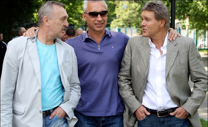 С форвардом Олегом Протасовым и вратарем киевского «Динамо» Михаилом Михайловым 20 лет спустя. «Мы с Мишей как-то сразу определились и в жизни были в нормальных отношениях, а все свои споры решали на зеленом газоне»