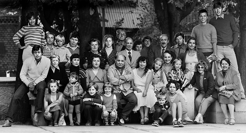 Актеры театра «Ленком» Евгений Леонов, Татьяна Пельтцер, Николай Караченцов, Людмила Поргина, Александр Абдулов, Ирина Алферова, Александр Збруев и другие с детьми и внуками на отдыхе, 80-е годы