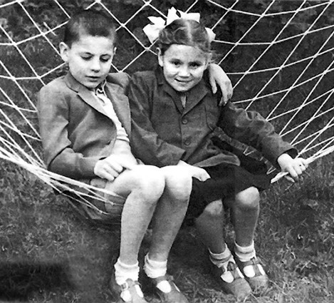  Александр с сестрой Надеждой. «Отец нас не отдал. Мама восемь лет нас с сестрой не видела — восемь лет!»