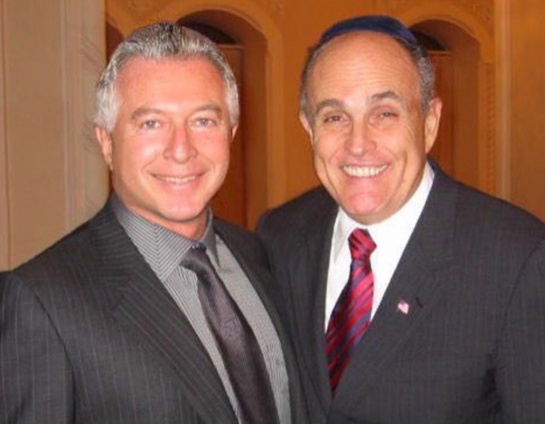 С бывшим мэром Нью-Йорка, а ныне советником президента США Трампа Рудольфом Джулиани