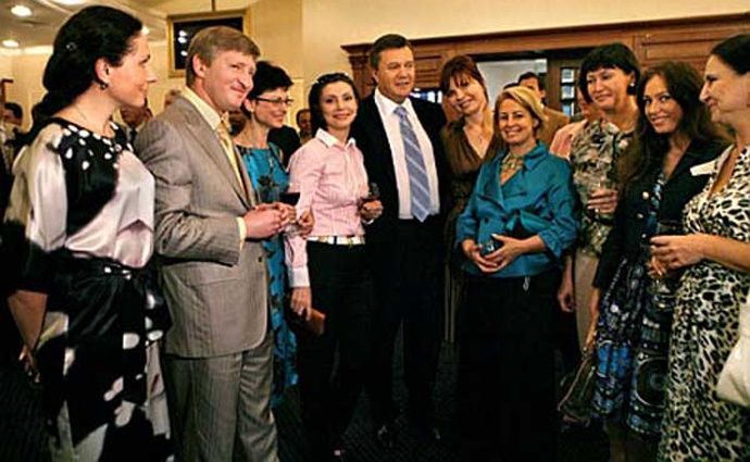 День рождения Виктора Януковича, Киев, кинотеатр «Зоряный», 9 июля 2008 года. Народный депутат Украины Юлия Левочкина (сестра Сергея Левочкина), предприниматель Ринат Ахметов, народный депутат Украины Ирина Горина, Елена Бондаренко, Янукович, народный депутат Украины Татьяна Засуха, заместитель председателя Партии регионов Анна Герман, народный депутат Украины Ирина Акимова, член Комитета Верховной Рады по вопросам правосудия Ирина Бережная и первый заместитель главы Комитета Верховной Рады по вопросам культуры и духовности Инна Богословская. «Ринат Леонидович никогда не стремился стать лидером Партии регионов, хотя у него очень высок авторитет на Донбассе, люди ему доверяют»