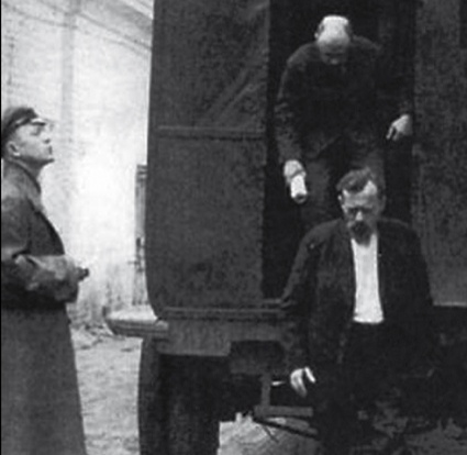 Арестованного выводят из «тюремки» — специальной машины для транспортировки заключенных. Один из водителей «тюремки» Павел Старжинский был арестован в 30-е по делу о злоупотреблениях служебным положением сотрудниками внутренней тюрьмы НКВД, а до этого неплохо зарабатывал, приторговывая одеждой расстрелянных