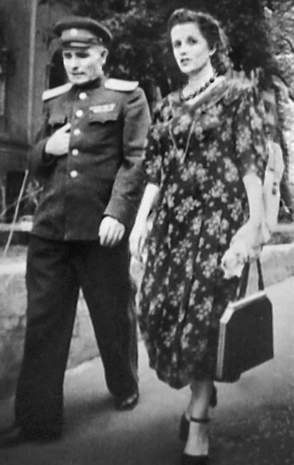 Фотоматериалы внешнего наблюдения за Тонконоговым. Яков Иванович до последних дней жил с семьей в Киеве, скончался 15 мая 1985 года, похоронен на Лукьяновском кладбище